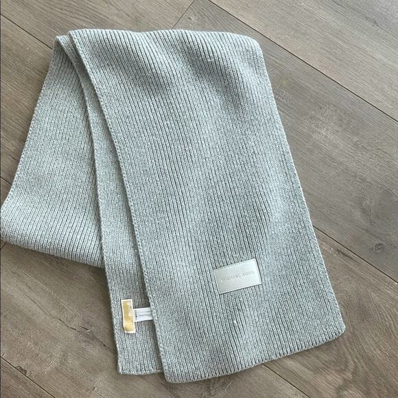 Michael Kors gray Silver logo Knit Scarf - Picture 1 of 5